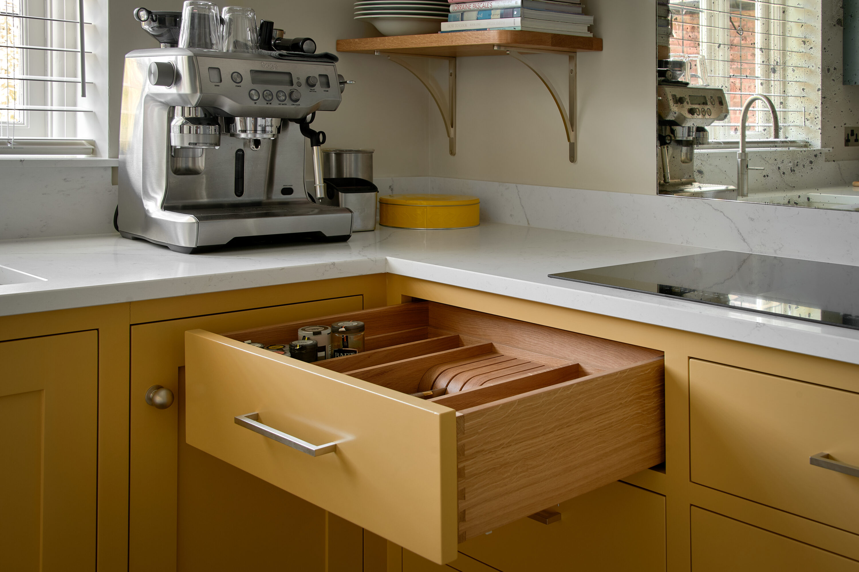 Solid oak drawer box with customisable knife block